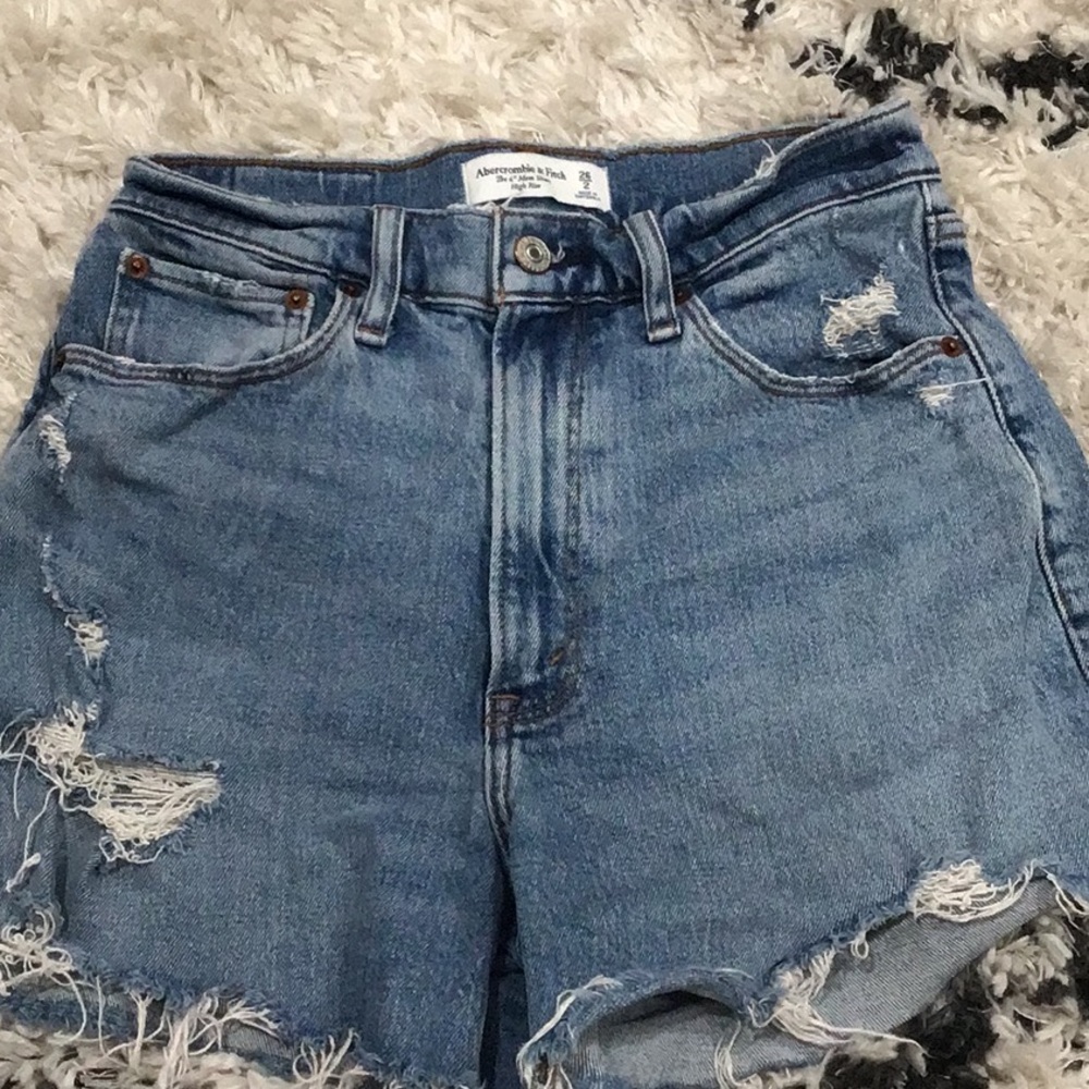 Abercrombie The mom 4” shorts high rise 26